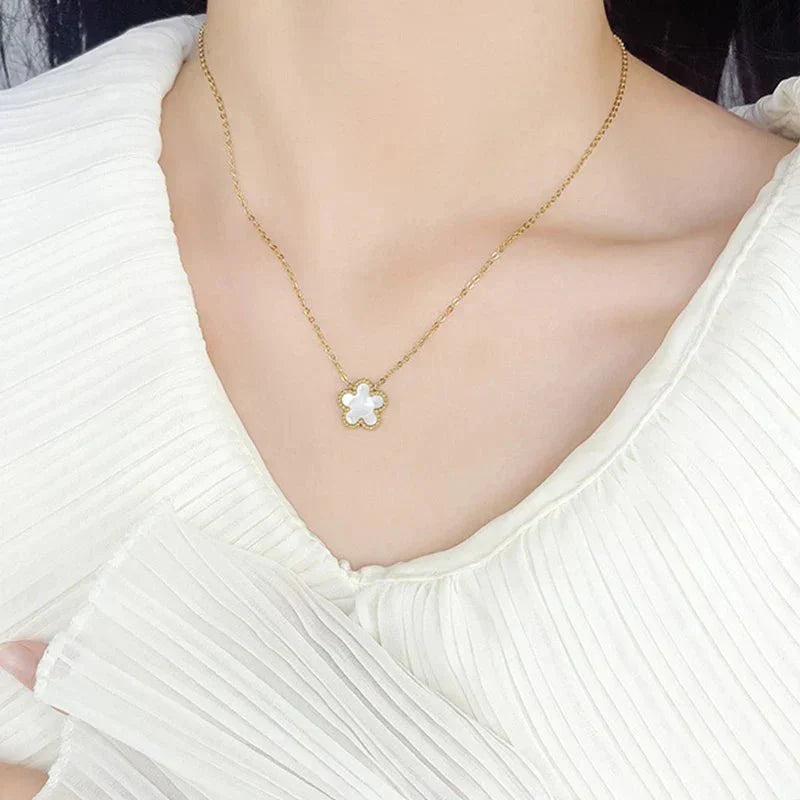 Collar Flor de Cinco Pétalos