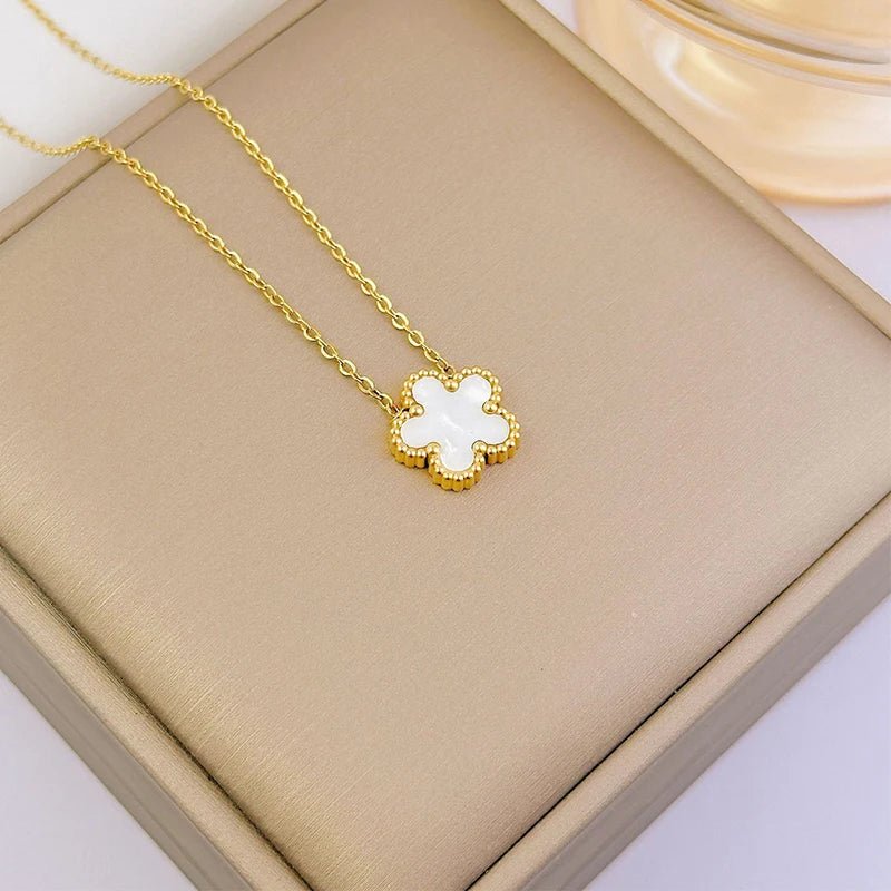 Collar Flor de Cinco Pétalos