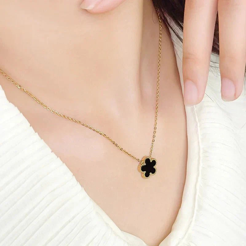 Collar Flor de Cinco Pétalos