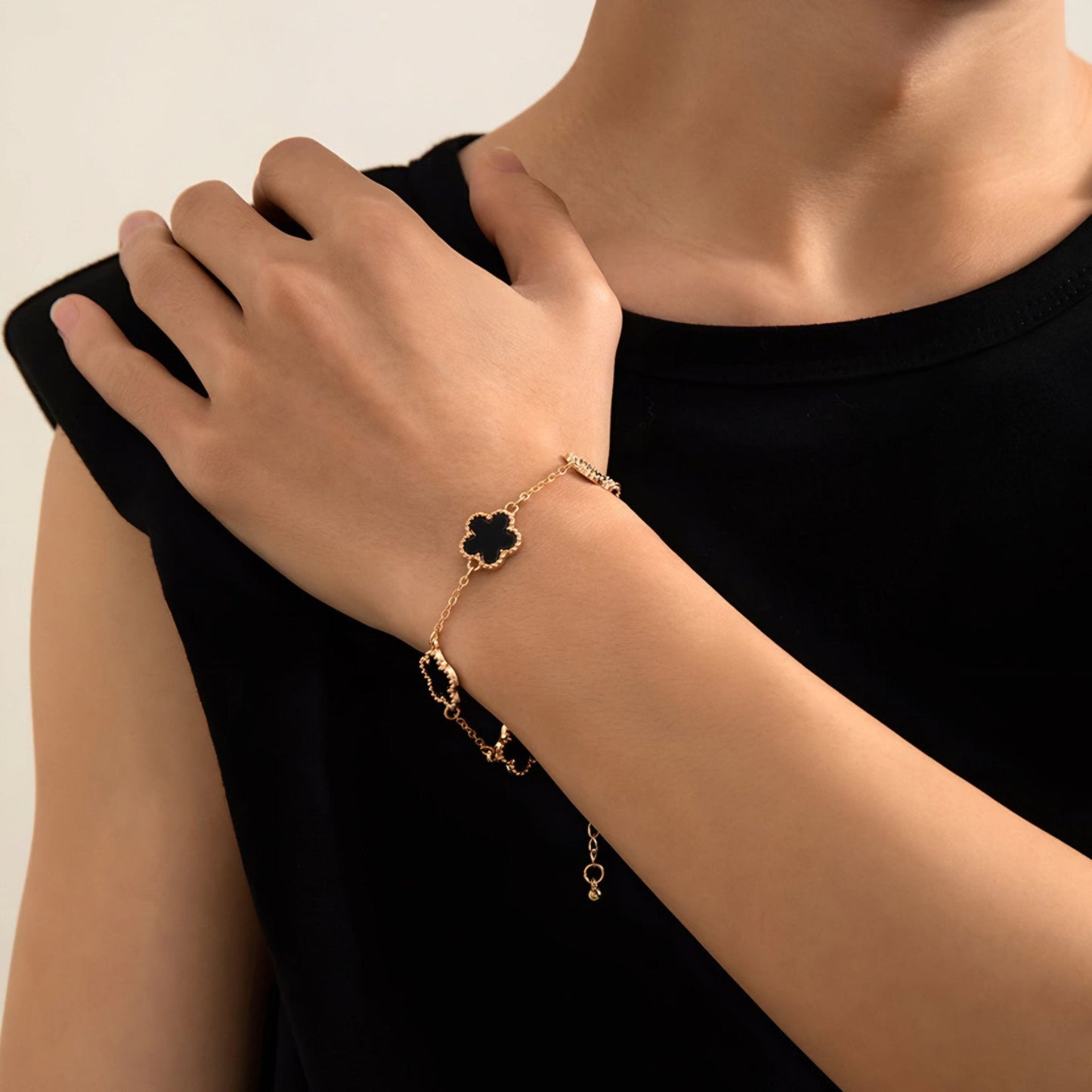 Pulsera Flor de Cinco Pétalos negro